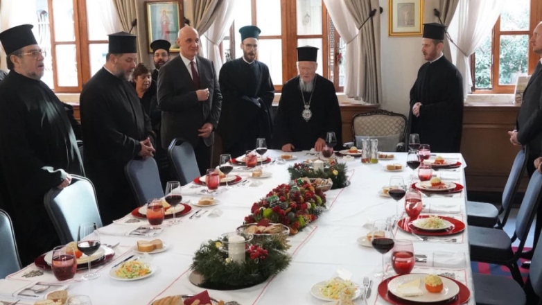 Σε δείπνο με 50 μοναχικούς Έλληνες γιόρτασε ο Οικουμενικός Πατριάρχης τα Χριστούγεννα