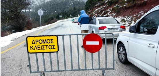 Καλάβρυτα: Έκλεισε προσωρινά ο δρόμος για το χιονοδρομικό