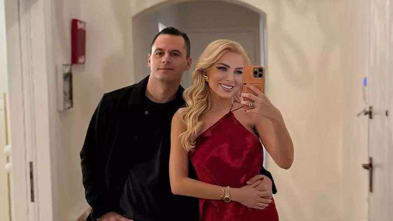 Κατερίνα Καινούργιου: Χριστούγεννα με τον Παναγιώτη Κουτσουμπή – Το εντυπωσιακό δείπνο με φίλους στο σπίτι της