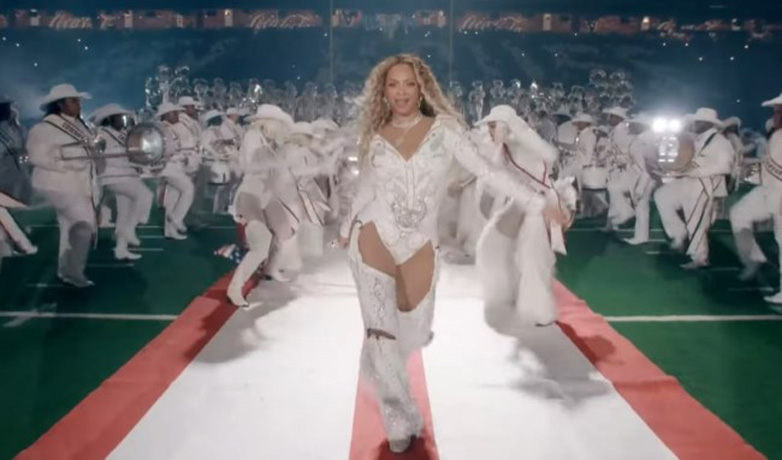 Η απαγορευμένη κίνηση της Beyonce, που έβαλε φωτιά στο ημίχρονο του αγώνα του NFL