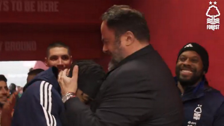 Τα συγχαρητήρια του Μαρινάκη στους παίκτες της Νότιγχαμ μετά τη σπουδαία νίκη επί της Τότεναμ!