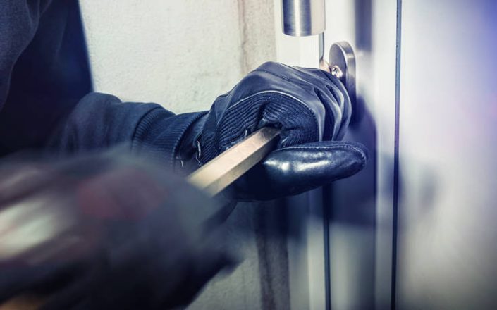 Κινηματογραφική διάρρηξη στο Γέρακα με λεία 270.000 ευρώ Κινηματογραφική διάρρηξη στο Γέρακα με λεία 270.000 ευρώ