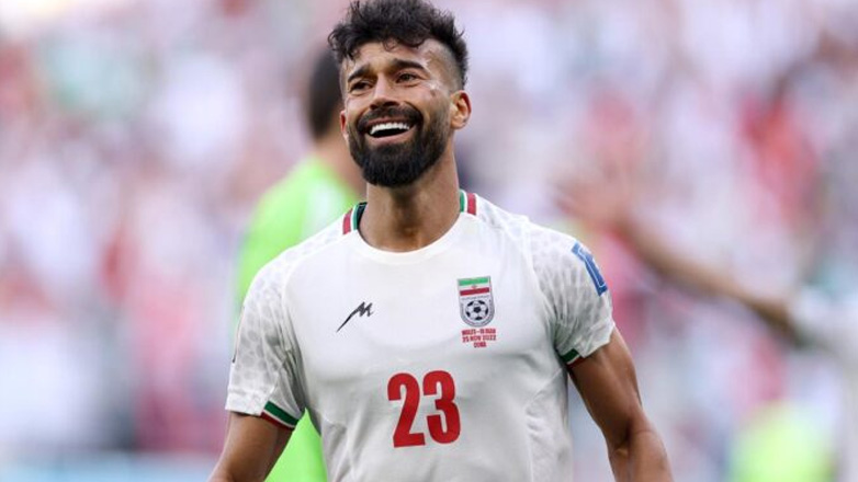 Διεθνής ποδοσφαιριστής του Ιράν διώκεται επειδή αγκάλιασε γυναίκα φίλαθλο!