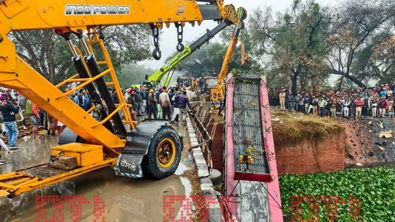 Ινδία: 8 νεκροί και 26 τραυματίες εξαιτίας πτώσης λεωφορείου σε ρέμα