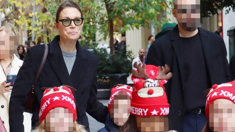 Βίκυ Καγιά: Χριστουγεννιάτικη βόλτα μαζί με τα παιδιά της στο κέντρο της Αθήνας – Φωτογραφίες