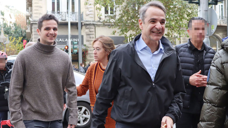 Κυριάκος Μητσοτάκης: Χαλαρή βόλτα στο κέντρο της Αθήνας μαζί με τον γιο του, Κωνσταντίνο – Φωτογραφίες