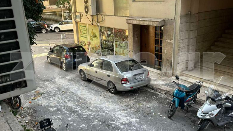 Κατάρρευση μπαλκονιού στον Βύρωνα προκαλεί ζημιές σε αυτοκίνητα και βάζει σε κίνδυνο ανθρώπινες ζωές!