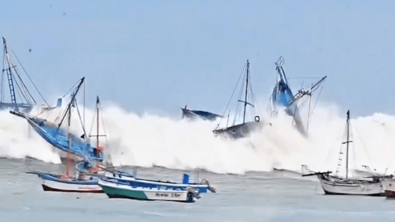 Τεράστια κύματα καταπίνουν σκάφη