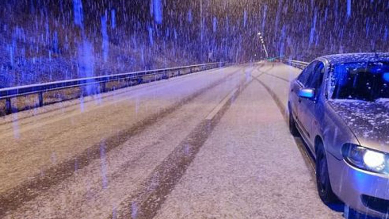 Σε εξέλιξη η κακοκαιρία: Ισχυρές βροχές, καταιγίδες, χιονοπτώσεις και θυελλώδεις άνεμοι