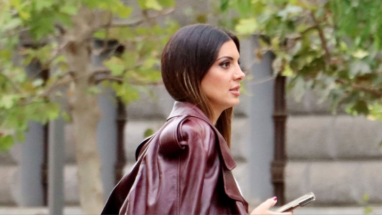 Σταματίνα Τσιμτσιλή: Στο κέντρο της Αθήνας με biker jacket και μπότες Prada