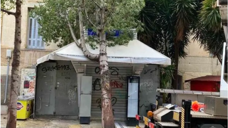 Ξεριζώθηκε δέντρο και έπεσε πάνω σε περίπτερο