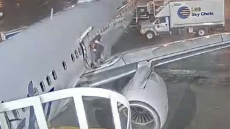 ΗΠΑ: Πανικοβλήθηκε και βγήκε από την έξοδο κινδύνου στο φτερό του αεροπλάνου