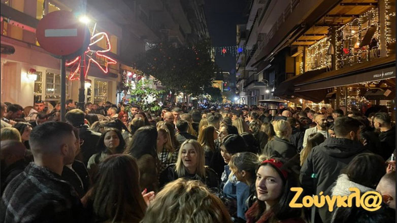 Εορταστική ατμόσφαιρα στη Θεσσαλονίκη – Στους δρόμους κάτοικοι και επισκέπτες