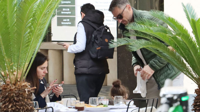 Γιούρκας Σεϊταρίδης – Μαρία Παπαϊωάννου: Χαλαρές στιγμές στο κέντρο της Αθήνας με την κόρη τους