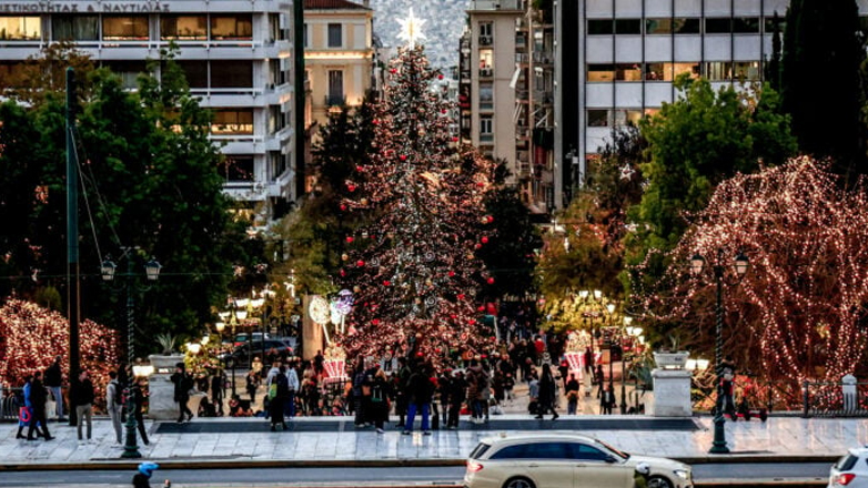 Κορυφώνεται η κίνηση στην εορταστική αγορά