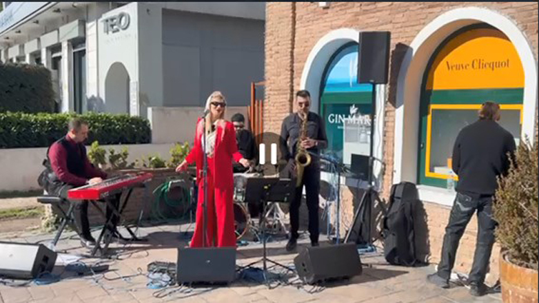 Υπό τους ήχους των «Vanila Swing»  συνεχίζονται οι εορταστικές εκπλήξεις στην περιοχή της Δροσιάς