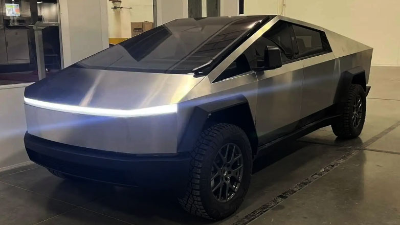 Tesla σε πελάτη: «Ή παραλαμβάνεις το Cybertruck τώρα, ή χάνεις την προκαταβολή των 2.500$»