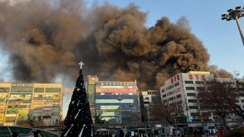 Στις φλόγες πολυώροφο κτήριο στη Νότια Κορέα