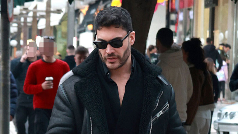 Γιώργος Ασημακόπουλος: Χαλαρή βόλτα στο κέντρο της Γλυφάδας παρέα με τον τετράποδο φίλο του