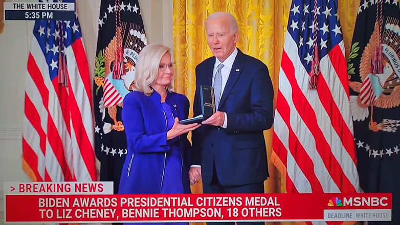 Ο πρόεδρος Μπάιντεν παρασημοφόρησε την Ρεπουμπλικανή πρώην βουλευτή Λιζ Τσέινι
