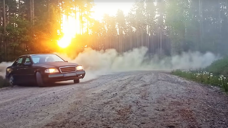 Gymkhana με Mercedes C-Class του 1995; Και όμως κάποιος το έκανε πράξη (Βίντεο)