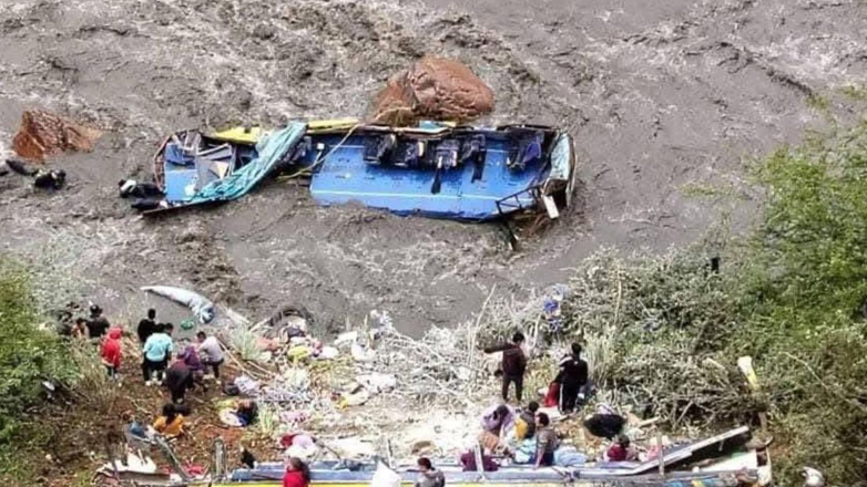 Περού: Τουλάχιστον έξι νεκροί από την πτώση λεωφορείου σε ποτάμι