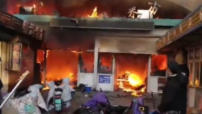 Οκτώ νεκροί και δεκαπέντε τραυματίες σε πυρκαγιά που ξέσπασε σε αγορά στην Κίνα