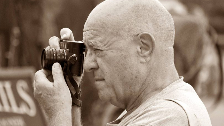 Πέθανε ο Κωνσταντίνος Μάνος, ο σπουδαίος Έλληνας φωτογράφος της διασποράς