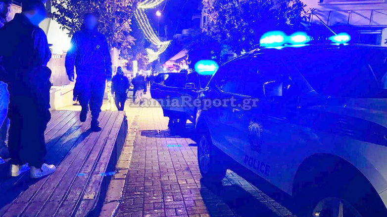 Λαμία: Χειροπέδες σε νεαρό οδηγό που χόρευε στη μέση του δρόμου