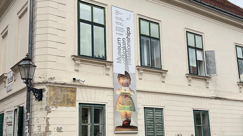 «Ραγισμένες» καρδιές σε πρώτο πλάνο στο Μουσείο …Διαλυμένων Σχέσεων, στο Ζάγκρεμπ