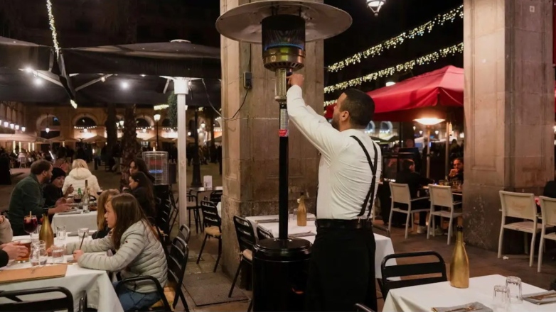 Τέλος οι σόμπες εξωτερικού χώρου και στη Βαρκελώνη