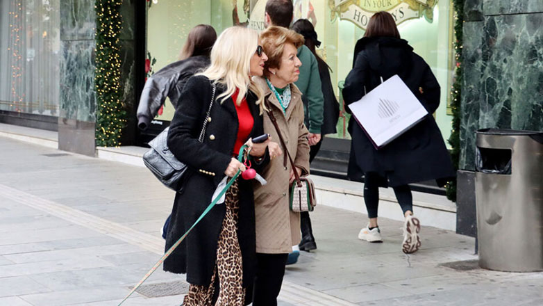 Μαρία Μπεκατώρου: Βόλτα με τη μητέρα της, Αννίτα στο κέντρο της Αθήνας