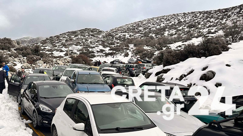 Απίστευτο μποτιλιάρισμα στον χιονισμένο Ψηλορείτη