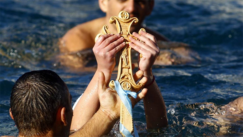 Οι τολμηροί βουτηχτάδες και τα έθιμα που αναβιώνουν στη Βόρεια Ελλάδα τα Θεοφάνια