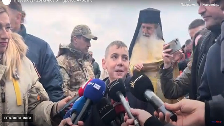 Θεσσαλονίκη: Συγκίνησε η προσπάθεια του 11χρονου  Αντώνη στην κατάδυση του Τιμίου Σταυρού