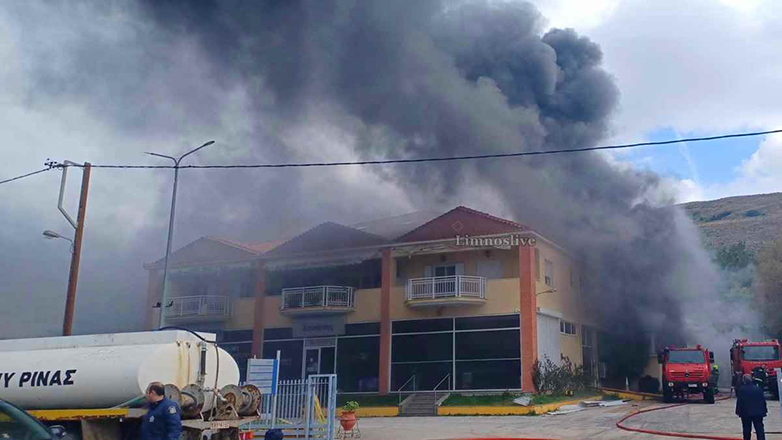 Λήμνος: Φωτιά σε αντιπροσωπεία αυτοκινήτων με καμένα 40 αυτοκίνητα και λεωφορείο