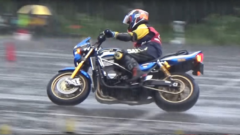 Motogymkhana: Στο βρεγμένο γλιστράει και θέλει προσοχή ή όχι;