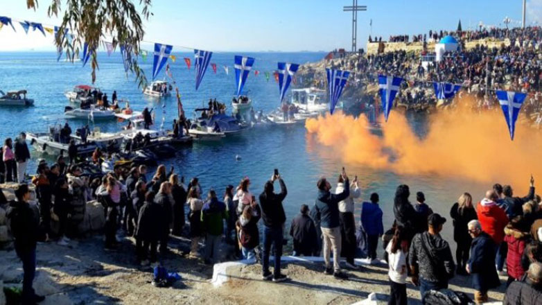 Χιλιάδες πιστών στην Πειραϊκή για τα Θεοφάνια