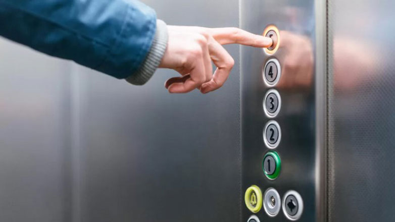 Παρίστανε τον συντηρητή ασανσέρ και άρπαξε 95.000 ευρώ από 66χρονη