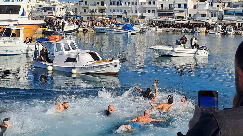 Πώς γιόρτασαν οι Κυκλάδες μας τα Θεοφάνια