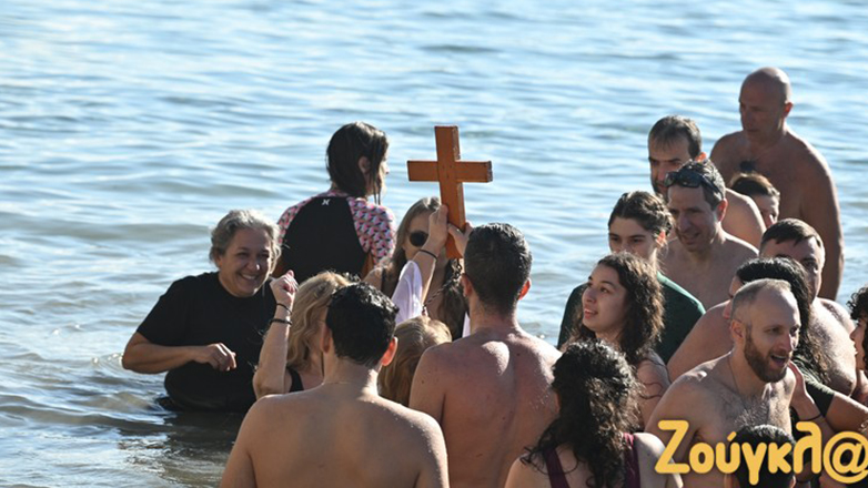 Έπιασαν τον σταυρό και στην παραλία της Βάρκιζας