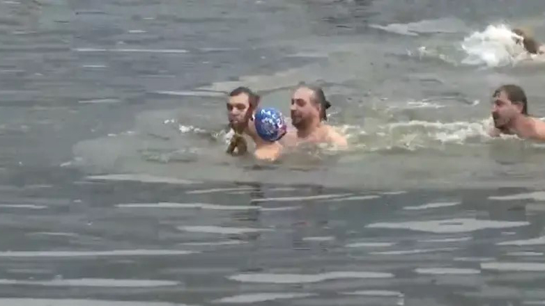 Θεοφάνια: 12χρονη μαθήτρια έπιασε στο Σταυρό στη λίμνη των Ιωαννίνων