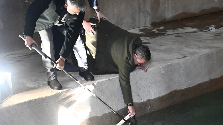 Θεοφάνια: «Χάθηκε» ο σταυρός στη Δεξαμενή Αθηνών και τον ανέσυραν με κοντάρι