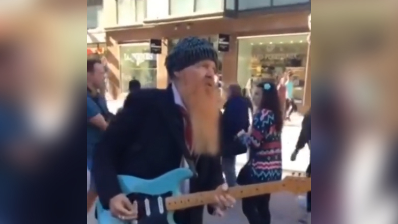 Σόλο κιθάρα του Billy Gibbons σε κονσέρτο για περαστικούς