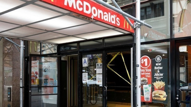 Βρετανία: Συλλογική αγωγή εργαζομένων κατά της McDonald’s για διακριτική μεταχείριση, ομοφοβία, ρατσισμό και παρενόχληση