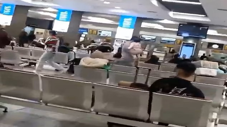 Νεαρή Ιρανή έσκισε το τουρμπάνι ισλαμιστή ιερέα και το φόρεσε στο κεφάλι της