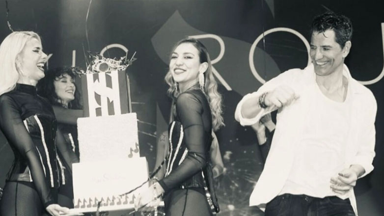 Σάκης Ρουβάς: Γιόρτασε τα 53 γενέθλιά του επί σκηνής – Στο πλευρό του η Κάτια Ζυγούλη με τη μεγάλη τους κόρη