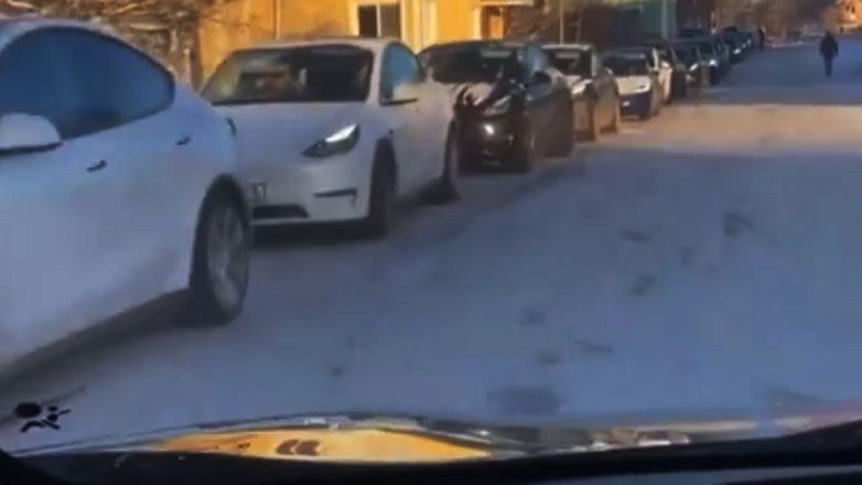 Στην αναμονή για τη φόρτιση: «Ζήσε Μάη μου να φας τριφύλλι» (Βίντεο)