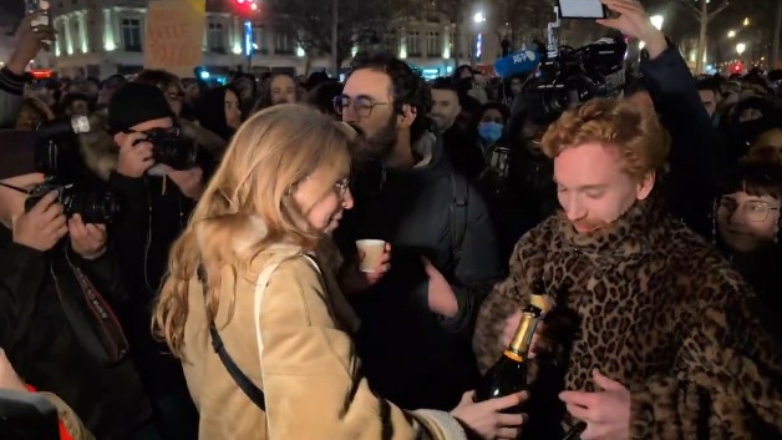 Άνοιξαν… σαμπάνιες για τον θάνατο του Λεπέν στη Γαλλία