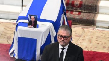 Συγκίνηση στο τελευταίο αντίο στον Κώστα Σημίτη